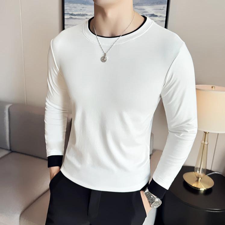 ホワイトのレイヤードTシャツのクローズアップ