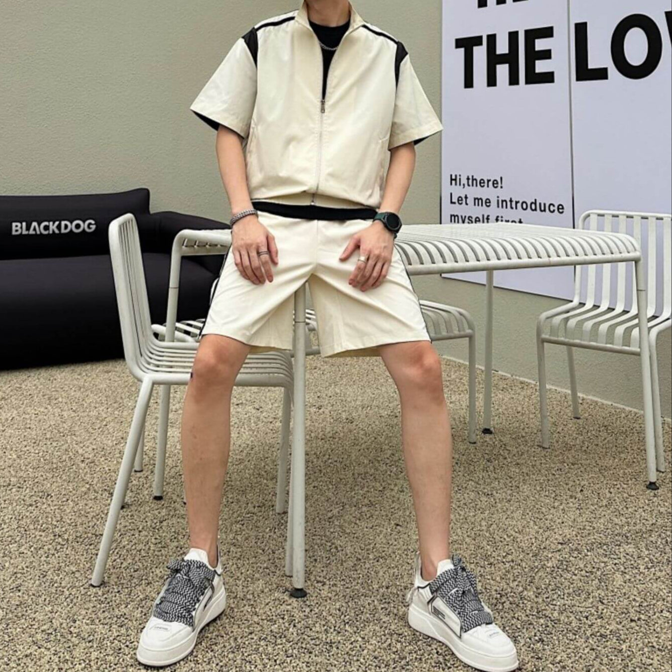 白のスポーティセットアップで都会的な印象の男性