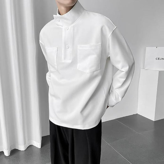 ホワイトのスタンドカラープルオーバーシャツを着たモデル