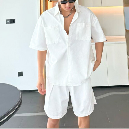 白セットアップのラフな着こなしとサングラススタイル