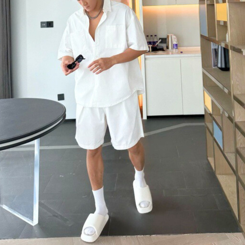 白の上下でまとめた夏向けきれいめコーデ