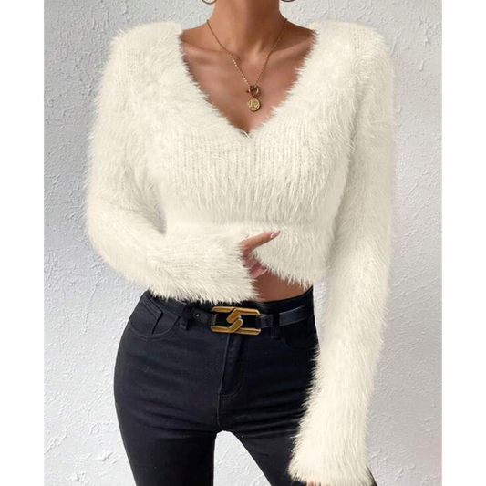 30代女性に人気のホワイトふわもこニットトップス|秋冬のデート服にぴったり