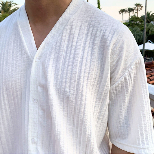 涼しげなVネックデザインのシャツディテール