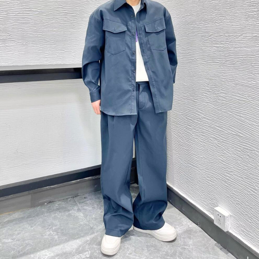 ネイビーの無地シャツセットアップを正面から着用した男性