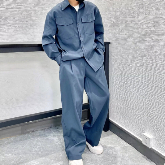 ネイビーのセットアップを斜め前から着た立ち姿