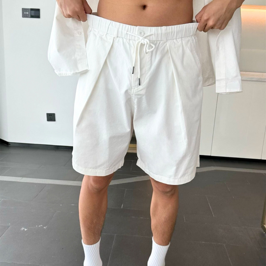 ドローコード付き白ハーフパンツのフロントアップ