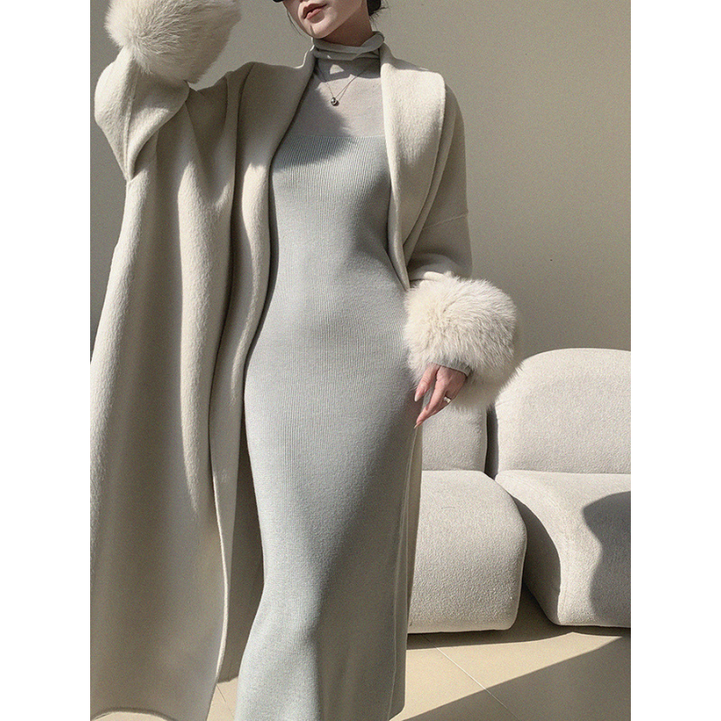 冬に着られる暖かいタートルネックワンピース