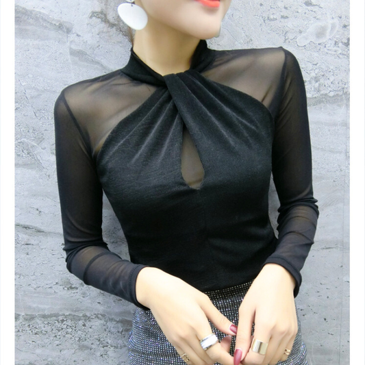 シアーメッシュのツイストデザイントップスを着た女性。デコルテが映える春秋のデートコーデ。