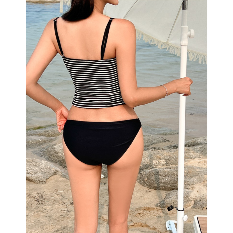 背面デザインが美しいモノトーンボーダー水着 後ろ姿まで大人可愛いビーチスタイル