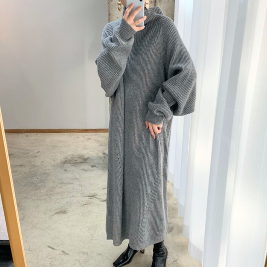 冬コーデに映えるグレーのゆるタートルふんわり袖ロングニットワンピースを着た30代女性の全身コーデ