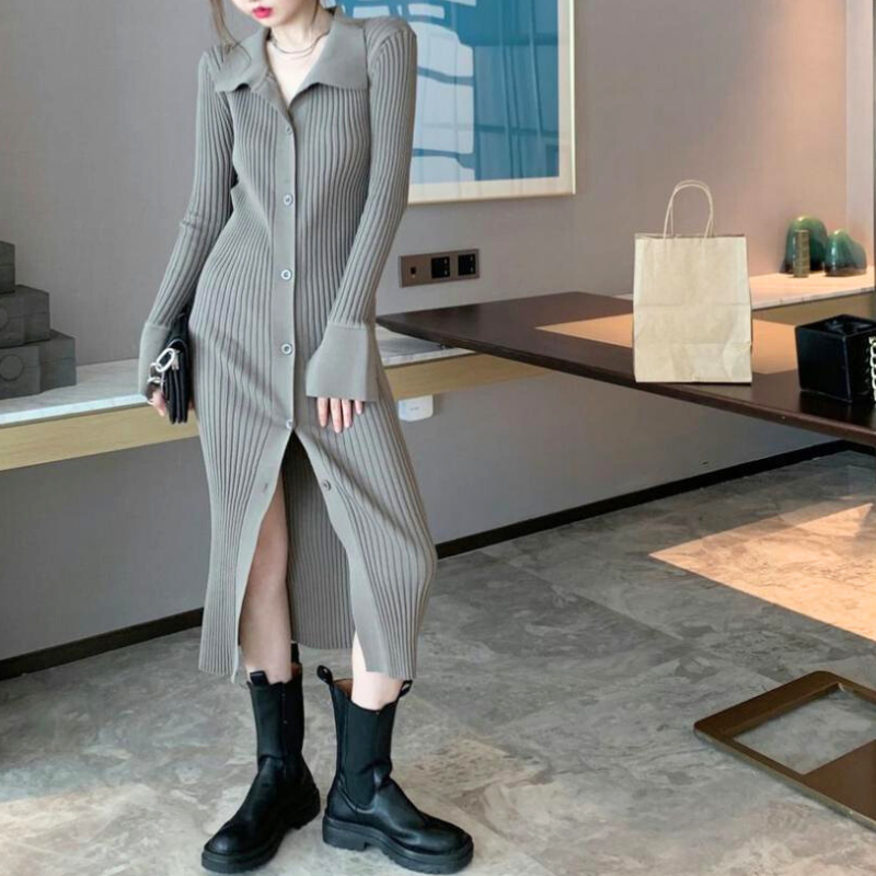 長袖リブニットシャツワンピースを着た女性がブーツと合わせた上品な秋冬コーデ。