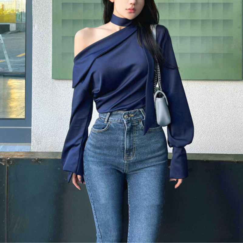 斜めラインが美しいワンショルダートップスを着用した女性(ネイビー)