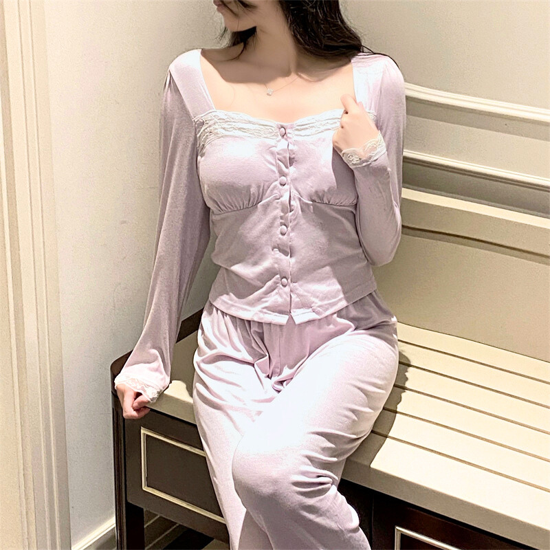 胸元レースとカップ付きデザインのピンクベージュルームウェアセットアップ