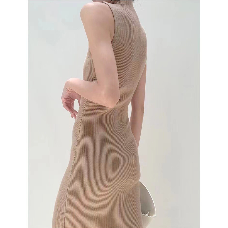 ノースリーブ×縦リブで華奢見えするベージュのハイネックタイトワンピース 30代女性 夏秋コーデ