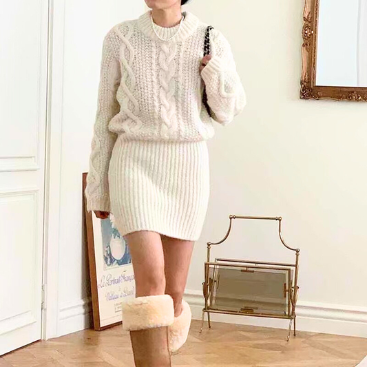 立体ケーブル編みが華やかなホワイトニットワンピース|大人可愛い冬ファッション