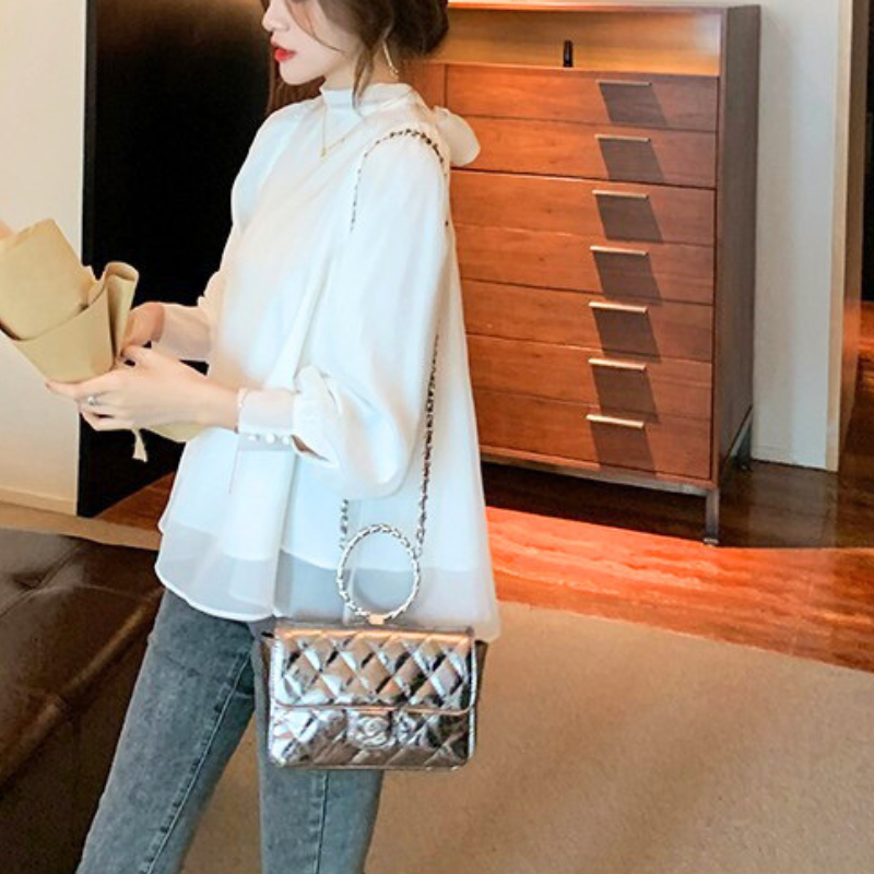 上品で清楚な印象のホワイトシフォンブラウス カフェデートにおすすめ