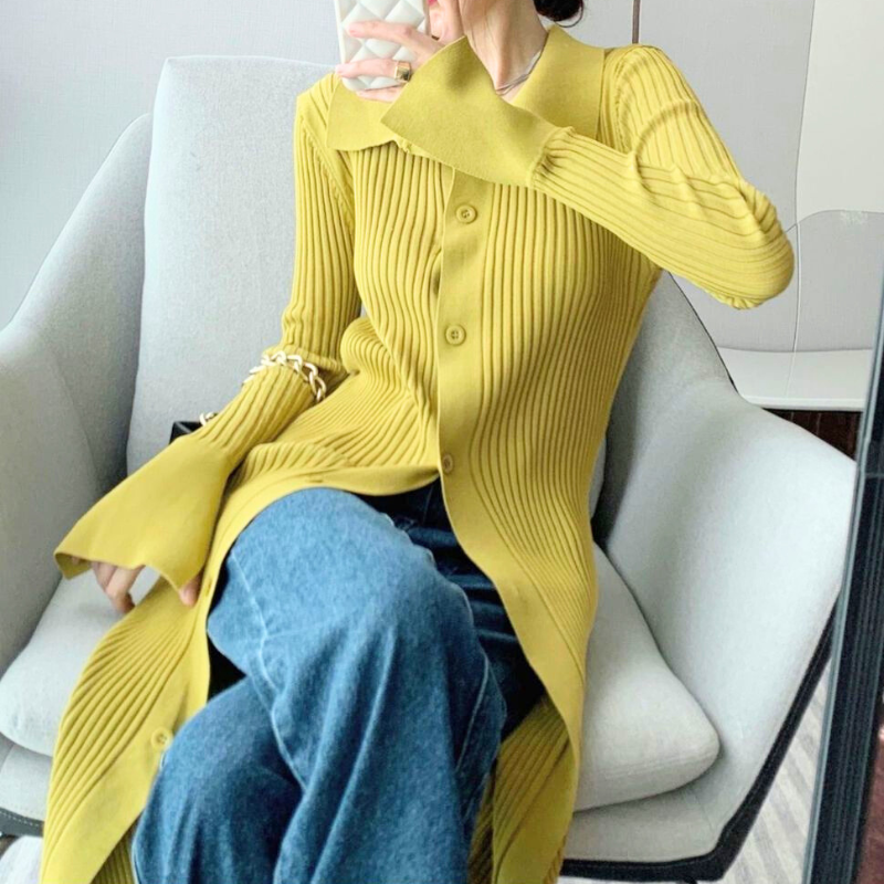 イエローニットシャツを軽く羽織る女性。リラックス感のあるおうちデート服。