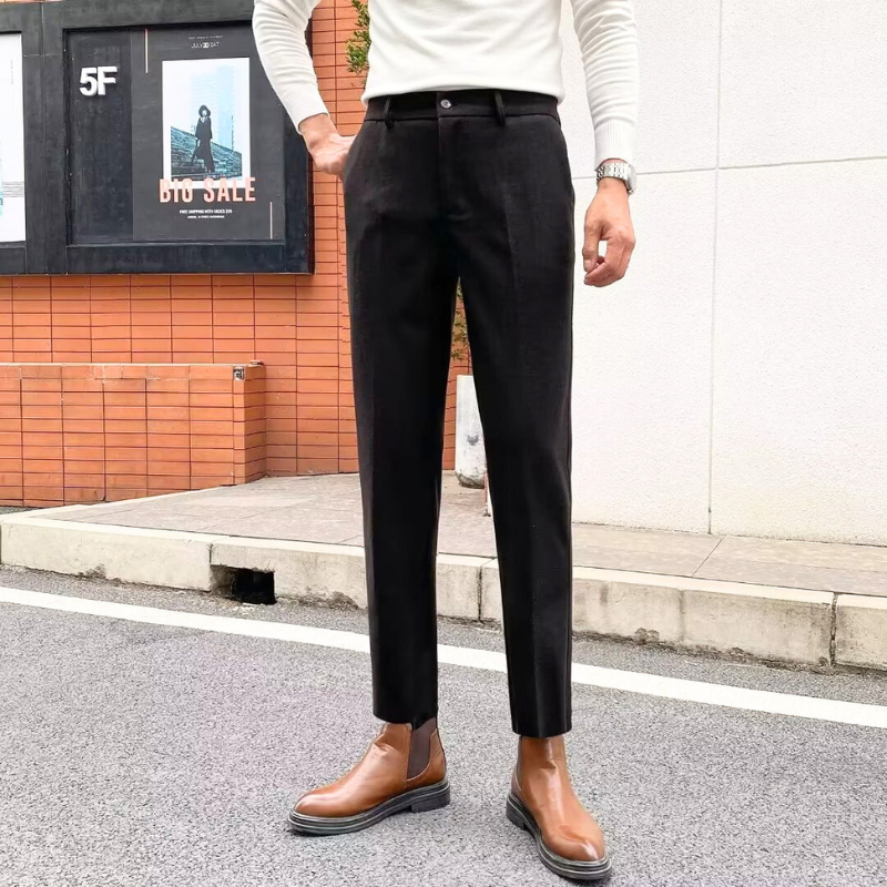 ブラックの美脚テーパードスラックス着用イメージ(街中ロケ)