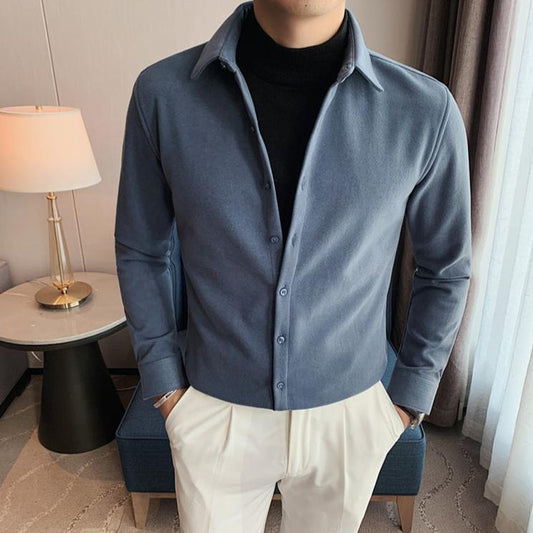 ブルーのウールシャツを白パンツに合わせたフェイクレイヤード秋冬コーデ