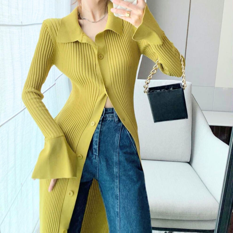 マスタードイエローのニットシャツワンピを羽織り、デニムと合わせた春のカジュアルコーデ。