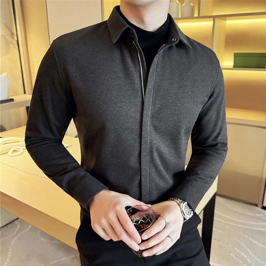 ZIPデザインが際立つグレーの正面立ち姿