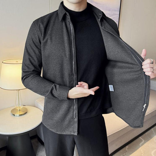 フロントジップを開けたレイヤード感が見えるカット