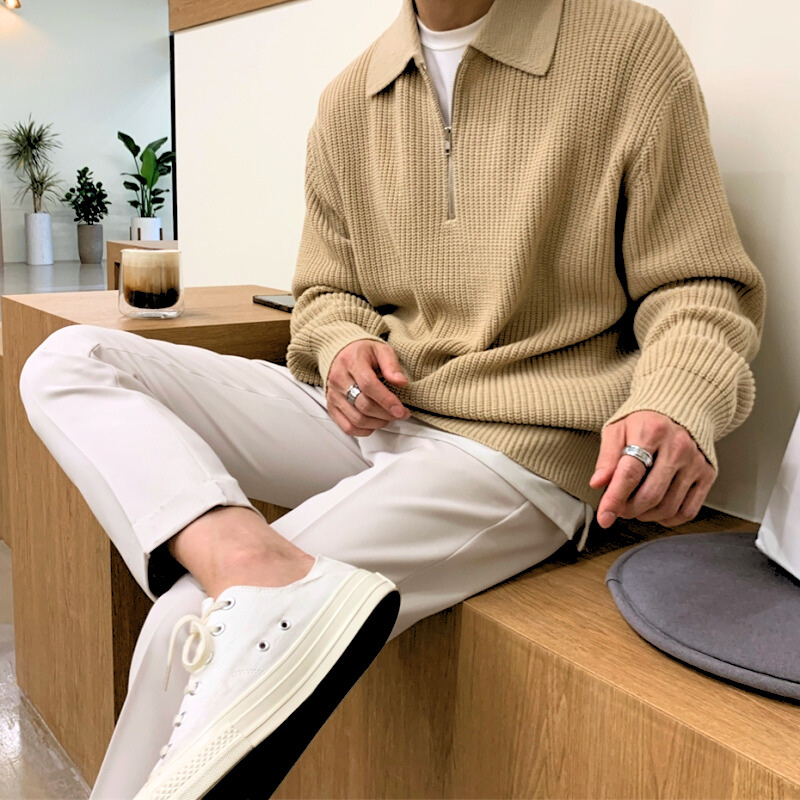 ベージュのジップニットをラフに着たカフェコーデ
