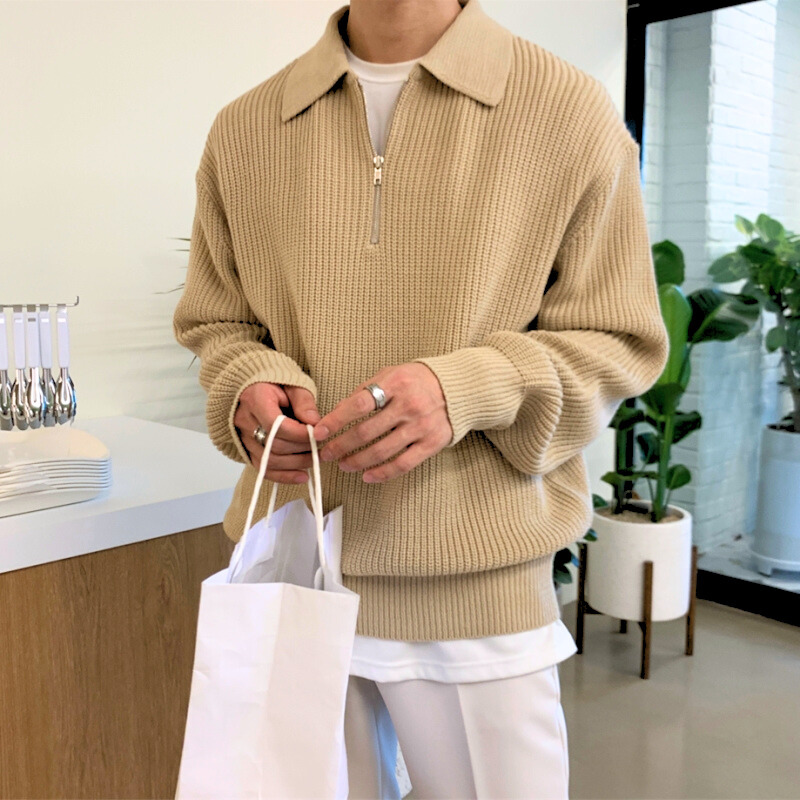 ベージュのリブニットを正面姿で見せたショット