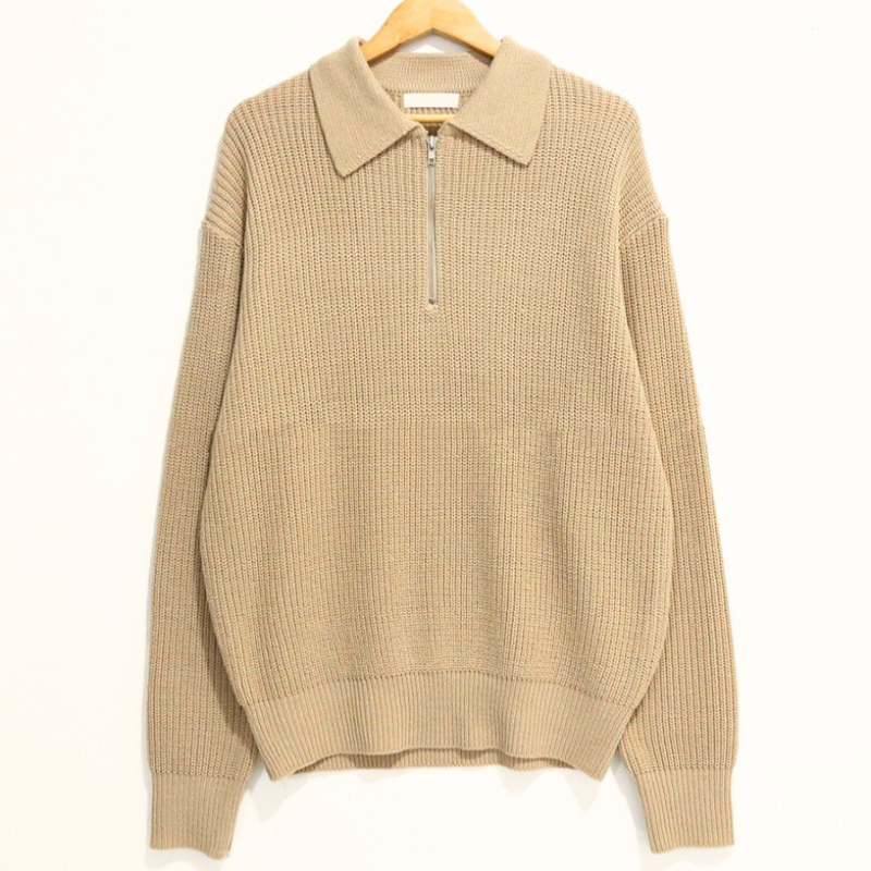 ハンガーにかけたベージュのジップリブニット単品