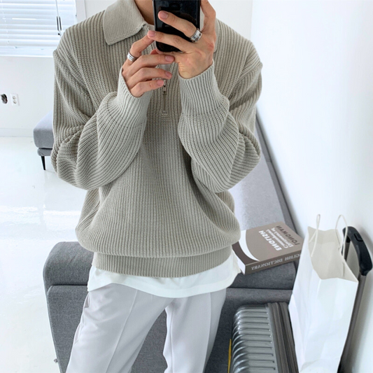 ライトグレーのジップリブニットを前から着たスタイル