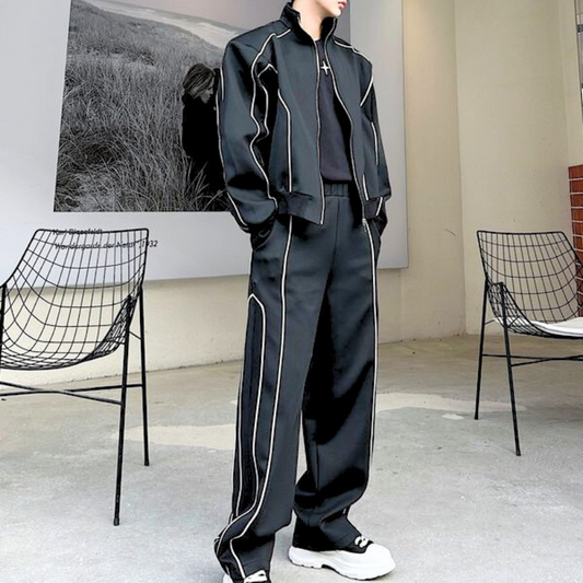 ブラックの配色ラインセットアップを着た男性の全身コーデ