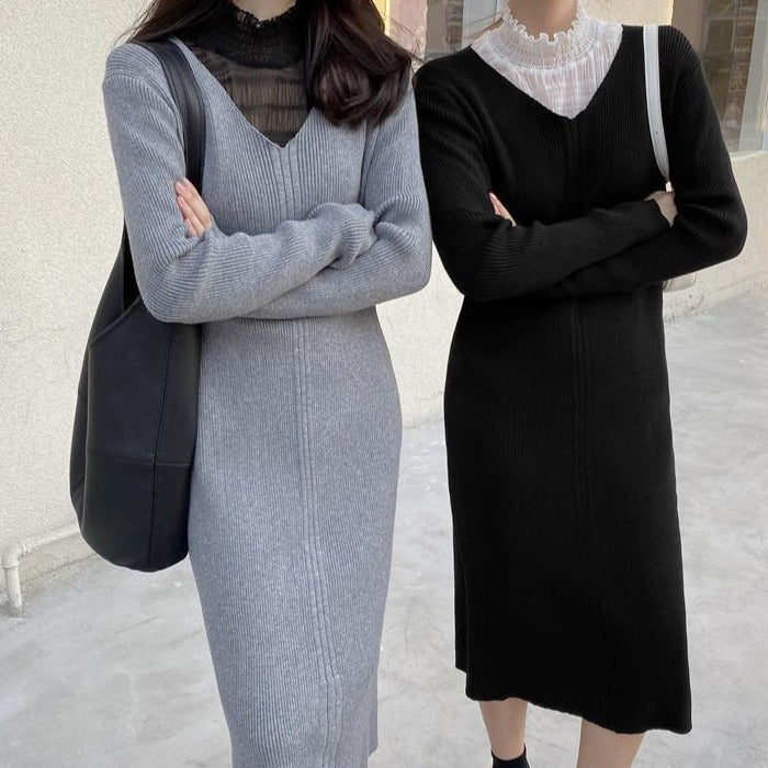 グレーとブラックのワンピースを並んで着用した二人が、スニーカーを合わせてカジュアルダウンして着こなすペアコーデ