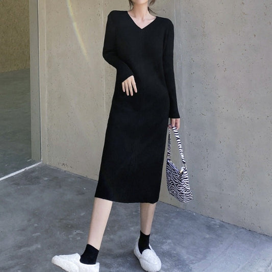 ブラックのタイトリブニットワンピースをシンプルに着こなし、大人の落ち着いた雰囲気を演出するスタイル