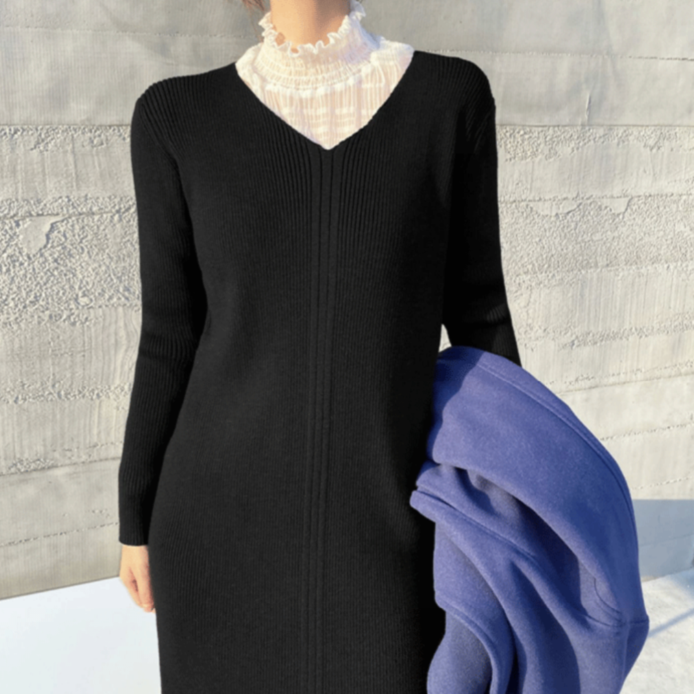 胸元のVネックとリブ編みのディテールが映えるグレーとブラックのタイトニットワンピースを比較したショット