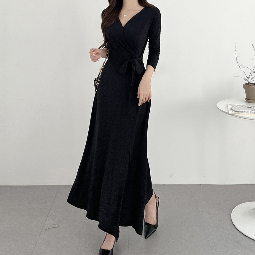 ブラックのカシュクールVネック スリットロングワンピースを正面から撮影し、モードな大人コーデを演出