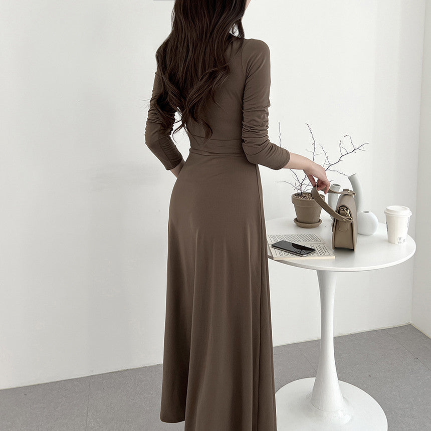 後ろ姿から撮影したブラウンロングワンピースで、落ち感のある生地とスリットが上品に映る