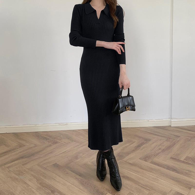 ブラックの襟付きリブニットタイトワンピースを正面から撮影。上品な色気が際立つ
