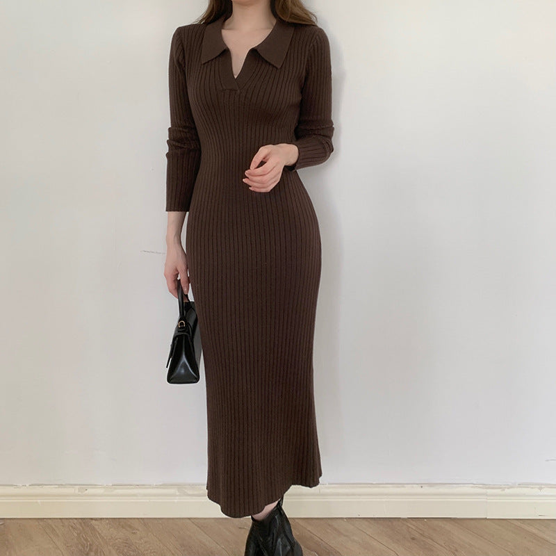 ブラウンの襟付きリブニットタイトワンピースを正面から撮影。Vネックが小顔効果を演出