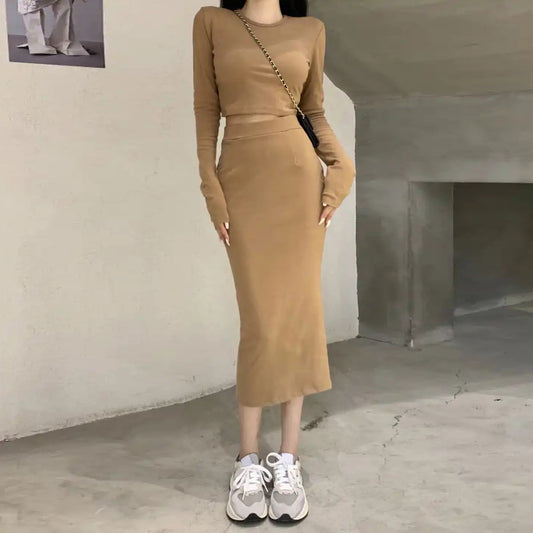 ブラウンの短丈トップス×ハイウエストタイトスカートセットを正面から撮影。脚長効果が際立つ