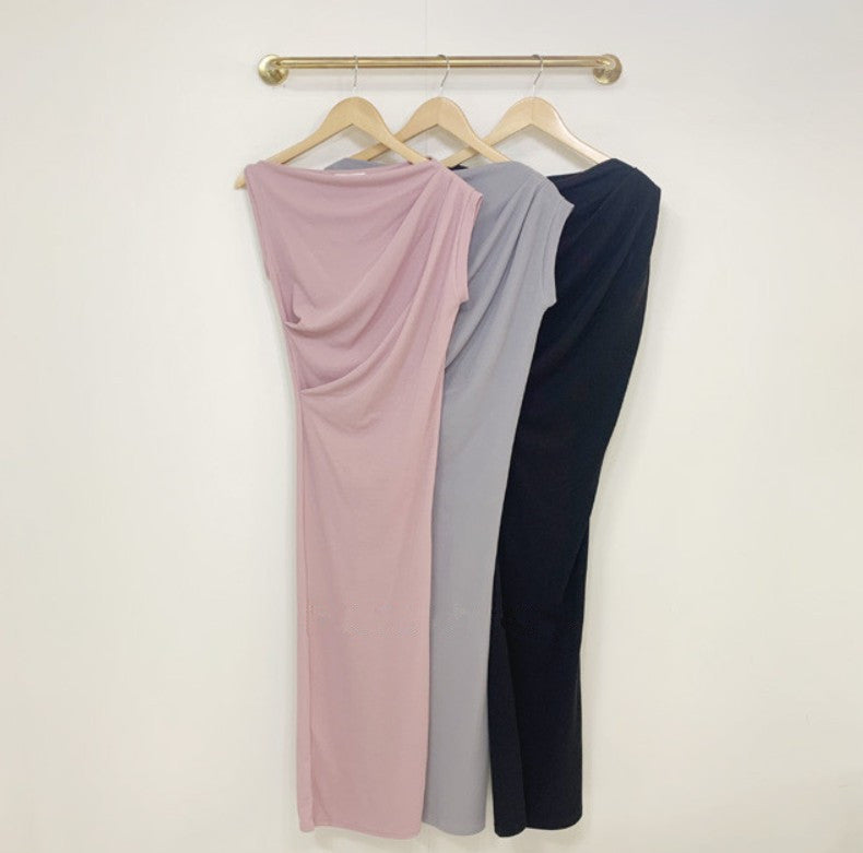 ハンガーに掛けたタイトワンピースで、ボディラインが美しく映えるシルエット