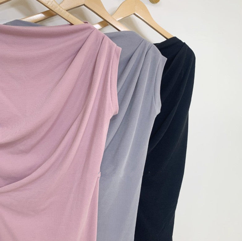 伸縮性のあるカットソー生地の質感をクローズアップし、やわらかさと厚みをアピール