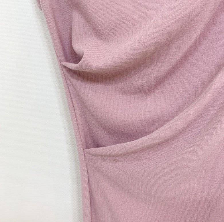 ウエスト周りをクローズアップし、ドレープが生むくびれ効果とタイトシルエットをアピール