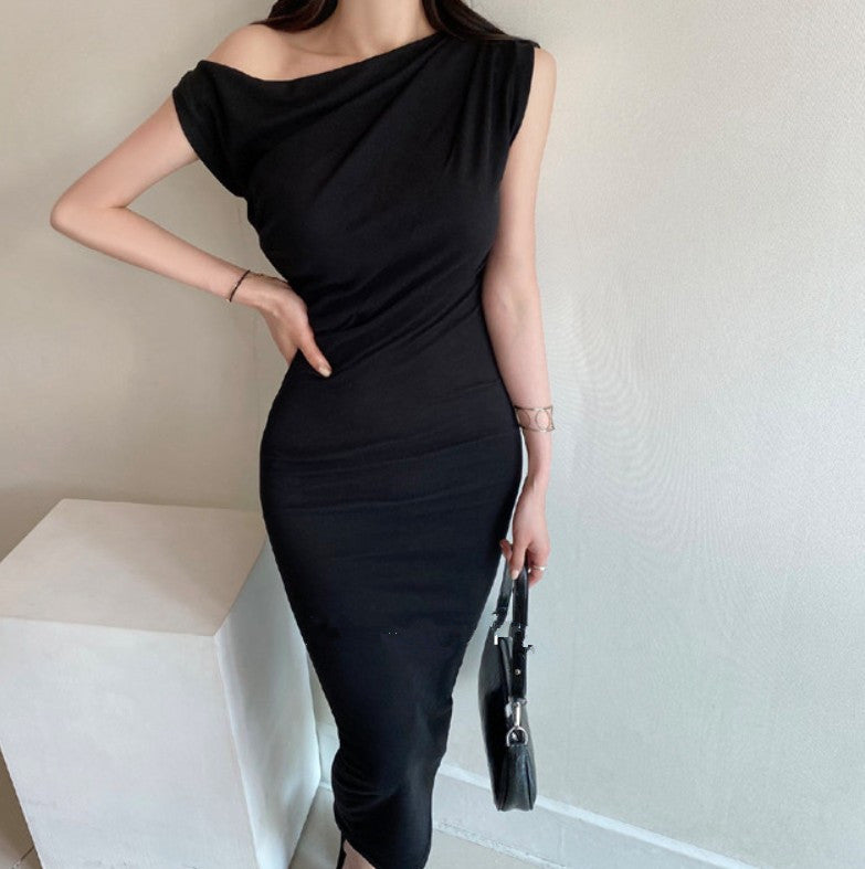 ブラックのドレープネックタイトカットソーワンピースを正面から撮影し、シックな印象が際立つ