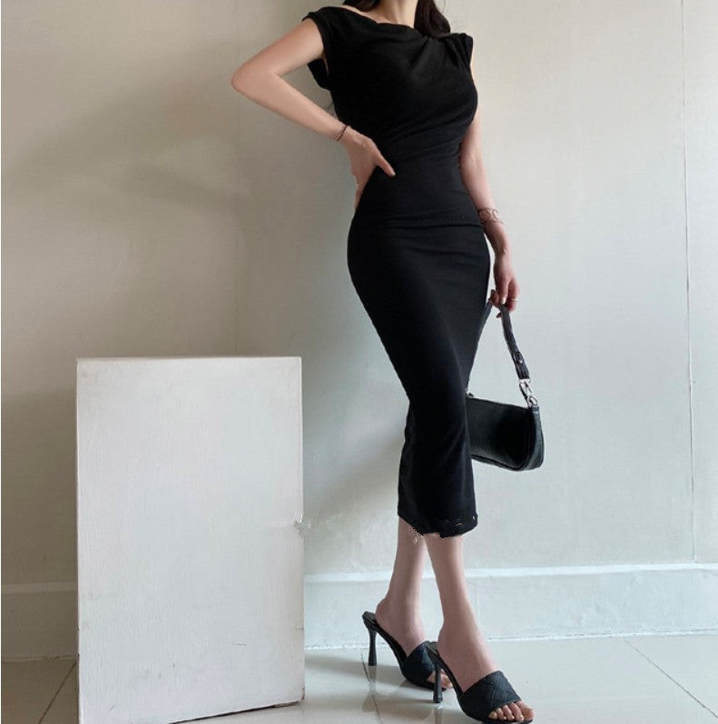 斜めから見たブラックワンピースで、上品なドレープと大人っぽいタイトラインを強調