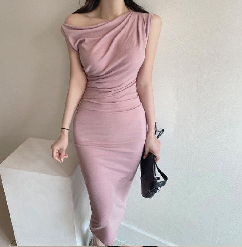 ピンクのドレープネックタイトカットソーワンピースを正面から撮影し、上品なデコルテが際立つ