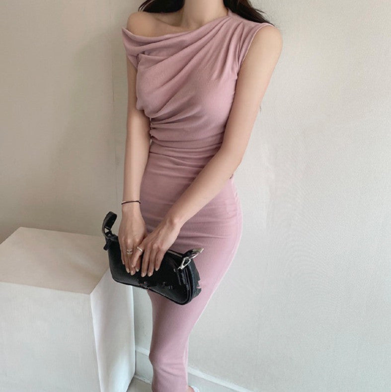 斜めから見たピンクワンピースで、ドレープネックとタイトシルエットが女性らしさを強調