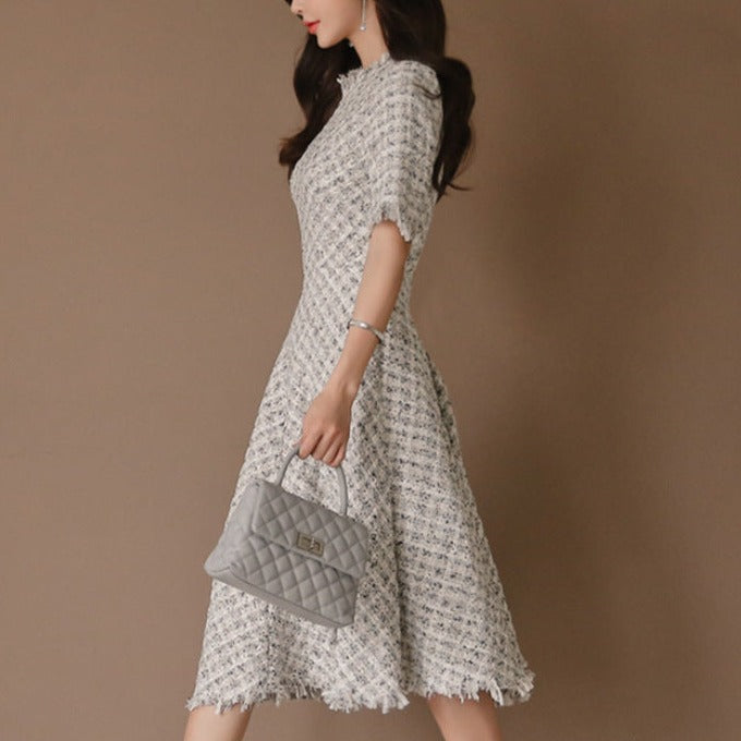 歩いたり回ったりして、フレアラインが揺れる様子を捉えた動きのあるショット