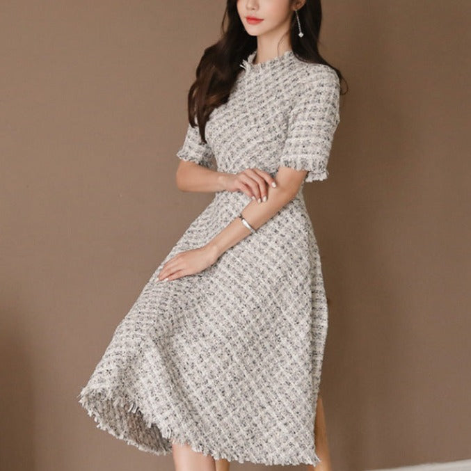 華奢なアクセサリーを合わせたコーディネート例で、ワンピースの大人フェミニンな雰囲気を引き立てる