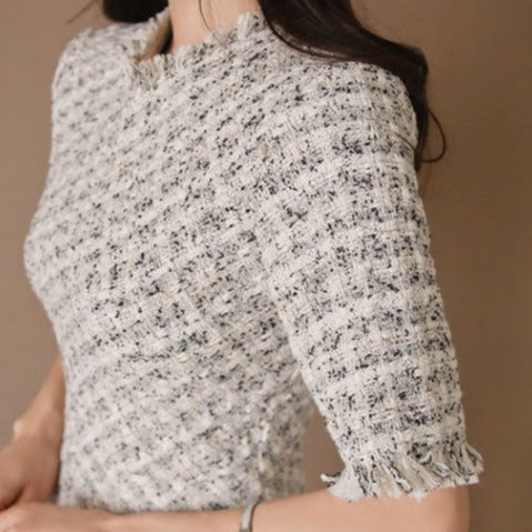 上半身をクローズアップし、タイトめなシルエットがウエストをほっそり見せるデザイン