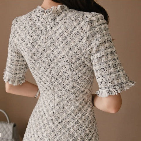 ワンピースのハイウエスト切替部分を拡大し、脚長効果が期待できるデザインを示す